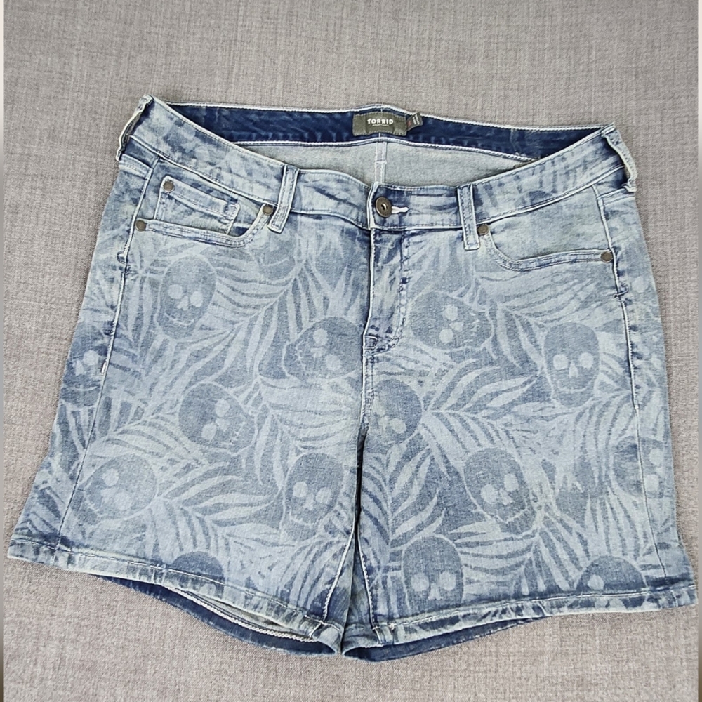 Torrid Light Wash Denim Skull Print Shorts Size 14